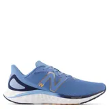 Championes de running New Balance modelo Fresh Foam Arishi V4, color azul con detalles en azul marino y blanco. Presentan una parte superior de malla transpirable con refuerzos sintéticos, entresuela con tecnología Fresh Foam para mayor amortiguación y suela de goma resistente.
