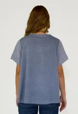 Camisa de lino y algodón color rosa claro, con cuello en V, mangas cortas y volados frontales.