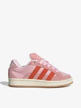 Zapatillas Adidas Campus 00s Beta color rosa con las tres tiras laterales en naranja. Inspiradas en las zapatillas de skate clásicas de Adidas Wilcox y Beta.
