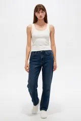 Musculosa blanca de algodón con tirantes anchos, escote redondo y diseño ajustado al cuerpo.