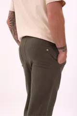 Pantalón de vestir color verde militar, de corte recto y tiro medio, con bolsillos laterales y cordón ajustable en la cintura.