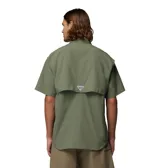Camisa de manga corta Columbia, diseñada para actividades al aire libre y pesca. Presenta cuello abotonado, cierre frontal con botones, cuatro bolsillos frontales con solapa y ventilación en la espalda. Confeccionada en tejido técnico de secado rápido con protección solar.