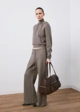 Pantalón de corte ancho, estilo relaxed, color gris topo, con cintura elástica ajustable mediante cordón.