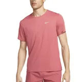 Remera Nike de hombre color salmón, de corte clásico y mangas cortas. Presenta el logo de la marca en el pecho.