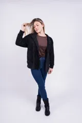 Cardigan negro de tejido peludo con cuello solapa y cierre frontal con botones.