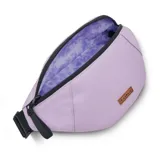 Riñonera reversible Cabaia en color lila, con cierre de cremallera YKK y correa ajustable negra. Un lado es liso y el otro estampado. Incluye un compartimento principal y un bolsillo lateral.