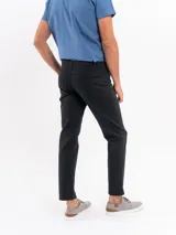 Pantalon tipo chino de corte recto, color beige, con cierre frontal y bolsillos laterales.