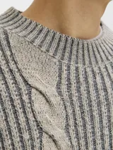Sweater de punto con manga larga, cuello redondo y fit relajado. Presenta un diseño con textura acanalada y trenzas verticales, con puños y cuello acanalados.