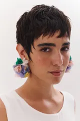 Par de aros colgantes con diseño floral, con flores de tela en tonos verde, lila, rosa y amarillo.