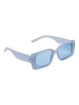 Lentes de sol con armazón rectangular de plástico color celeste y cristales celestes a tono.