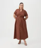 Vestido midi de tricolina de algodón color marrón, con escote en V, cuello mao, mangas cortas, cierre frontal con botones y pliegues en la falda.