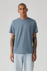 Remera celeste de algodón con cuello redondo y logo de Levi's en el pecho.