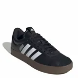 Championes urbanos Adidas modelo VL Court 3.0, color negro con las icónicas tres tiras laterales en blanco y suela de caucho vulcanizado en tono marrón oscuro. Presentan una parte superior de cuero revestido con textura granulada y cierre mediante cordones.