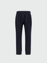 Pantalón técnico de corte recto en color azul marino, con cierre frontal, bolsillos laterales con cremallera y detalle de botón a presión en la cintura.
