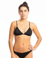 Top de bikini negro, estilo triángulo, con tirantes finos ajustables y un pequeño detalle metálico en el centro del escote.