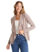 Cardigan de tejido liviano en color beige, con frente abierto y solapas tipo cascada. Presenta mangas largas entalladas con puños de rib y detalle de botones en la espalda.