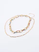 Collar dorado de doble cadena, una gruesa con eslabones grandes con detalles de color y otra fina con eslabones pequeños.