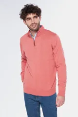 Buzo liso de punto fino en hilo de algodón color azul marino, con cuello alto y cierre frontal parcial con detalle de tirador de cuero.