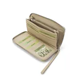 Billetera larga con cierre perimetral, confeccionada en material sintético texturizado color mostaza. Cuenta con correa de mano extraíble y placa metálica con logo de la marca en el frente.