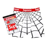 Boxer briefs de la colaboración Supreme x Hanes, con estampado de telaraña en color negro sobre fondo blanco y cintura elástica roja con el logo de Supreme en blanco.