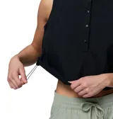 Musculosa deportiva corta de color negro con cierre frontal parcial de botones a presión y dobladillo ajustable con cordón elastizado. Incorpora tecnología de enfriamiento Omni-FREEZE.