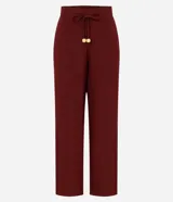 Pantalón de corte recto confeccionado en mezcla de viscosa y lino. Presenta cintura elástica con cordón ajustable y bolsillos laterales.