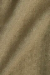 Pantalón de punto color verde oliva, tiro alto, con cintura elástica fruncida, bolsillos laterales al bies y pierna ancha con pliegues frontales.