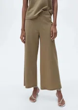 Pantalon de corte palazzo y tiro alto, con cintura elástica y diseño cropped. Confeccionado en tejido de algodón con poliamida y lino.
