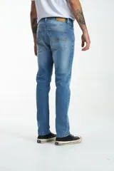 Pantalón de jean celeste, corte slim fit, con bolsillos delanteros y traseros.