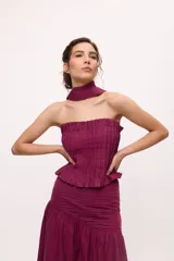 Conjunto de top strapless y falda midi con volados, color fucsia, con textura plisada y bufanda al cuello.
