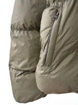 Campera puffer negra con capucha y cierre frontal.