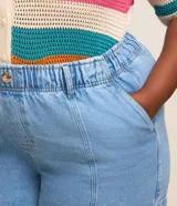 Short de jean tiro alto con cintura elástica fruncida, bolsillos laterales y costuras verticales decorativas.