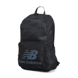 Mochila negra con estampado de líneas grises formando cuadrados. Tiene un compartimento principal grande con cierre, un bolsillo frontal con el logo de New Balance y correas ajustables.