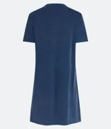 Vestido corto marrón oscuro, estilo camiseta, con escote redondo, mangas cortas y bolsillos laterales. El bajo es redondeado.