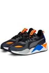 Championes deportivos Puma RS-Geek, color negro con detalles en naranja y azul, confeccionados en malla y materiales sintéticos, con suela robusta y tecnología de amortiguación RS.