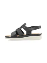 Sandalia cangrejera de suela anatómica y liviana, diseñada en colaboración con Relaxshoe. Cuenta con capellada que combina cuero y elástico con sutil detalle de glitter en las tiras superiores, tira trasera con ajuste de velcro, y plantilla y forro de cuero.
