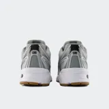 Championes New Balance 740 plateados con detalles en negro y blanco.