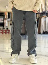 Pantalón cargo de jean azul claro, con corte oversize y múltiples bolsillos laterales en las piernas.