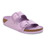 Sandalia Birkenstock modelo Arizona con dos correas ajustables de hebilla grande, color lila brillante, con plantilla anatómica de corcho y suela de goma.