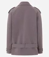 Campera corta tipo trench de la marca Cortelle, en color malva, con diseño cruzado de doble abotonadura, solapas amplias, mangas abullonadas con puños ajustables y cinturón para atar en la cintura.