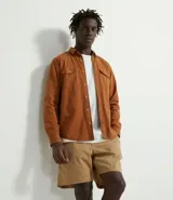 Camisa color ladrillo de manga larga, estilo casual, en tela oxford de algodón, con dos bolsillos frontales y cierre con botones. Corte recto.