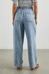 Pantalón de jean celeste de corte holgado, con cintura elástica ajustable con cordón, bolsillos laterales y traseros.