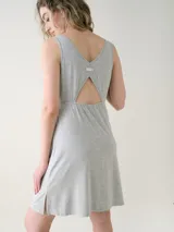 Camisón midi color fucsia, confeccionado en viscosa y elastano, con escote en V profundo adornado con encaje y corte fruncido bajo el busto.