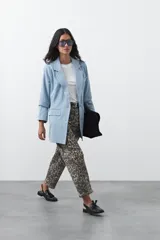Pantalón de corte barrel con estampado animal print, tiro medio-alto, silueta curvada con volumen y bajo ligeramente ajustado.