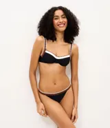 Top de bikini de media copa Bossa Nossa confeccionado en microfibra con aro estructurado, con diseño negro, ribete blanco y tirantes anchos en marrón con detalles geométricos en blanco. Cuenta con broche metálico en la espalda y breteles regulables.