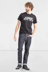 Jean de corte slim fit, color azul oscuro con costuras en contraste. Presenta diseño de cinco bolsillos, cierre frontal con cremallera y botón metálico.