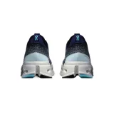 Championes de running On Running modelo Cloudsurfer Max, color azul marino con entresuela blanca gruesa con perforaciones y detalles en celeste.