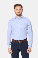 Camisa celeste de manga larga con cuello clásico y cierre con botones.