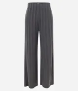 Pantalón de corte recto con cintura alta elástica, confeccionado en tejido acanalado con textura rayada en relieve. Presenta un diseño cómodo y versátil, ideal para uso diario.