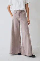 Pantalón de jean azul de tiro alto y corte wide leg súper amplio, con diseño de perneras ancha y terminación desmechada en el ruedo.